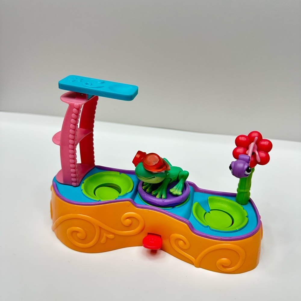 Littlest Pet Shop Leaping Lagoon + Frog #236 FULL SET